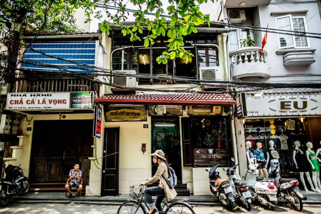 Chả cá Lã Vọng tại 14 Phố Chả Cá - Hà Nội là nơi khai sinh ra món ăn này của Hanoi. Có tuổi đời hơn 130 năm
