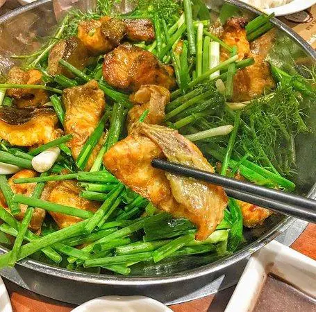 Chả cá Lã Vọng trên chảo nóng với thì là và hành lá