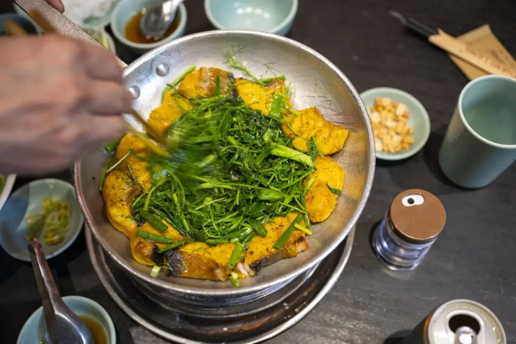 Chả cá Lã Vọng Hà Nội trên chảo nóng