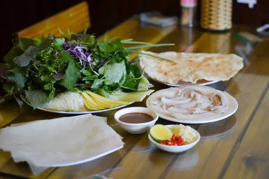Mâm bánh tráng cuốn thịt heo hai đầu da Đà Nẵng đầy đủ gồm thịt heo, rau sống, bánh tráng và chén mắm nêm – 2. Bánh tráng cuốn thịt heo hai đầu da – món dành cho những người mê mắm nêm