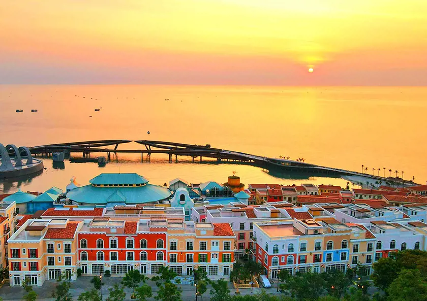 Cầu Hôn và Thị trấn Hoàng Hôn ở Phú Quốc với kiến trúc nhiều màu sắc, nhìn ra biển lúc hoàng hôn rực rỡ.