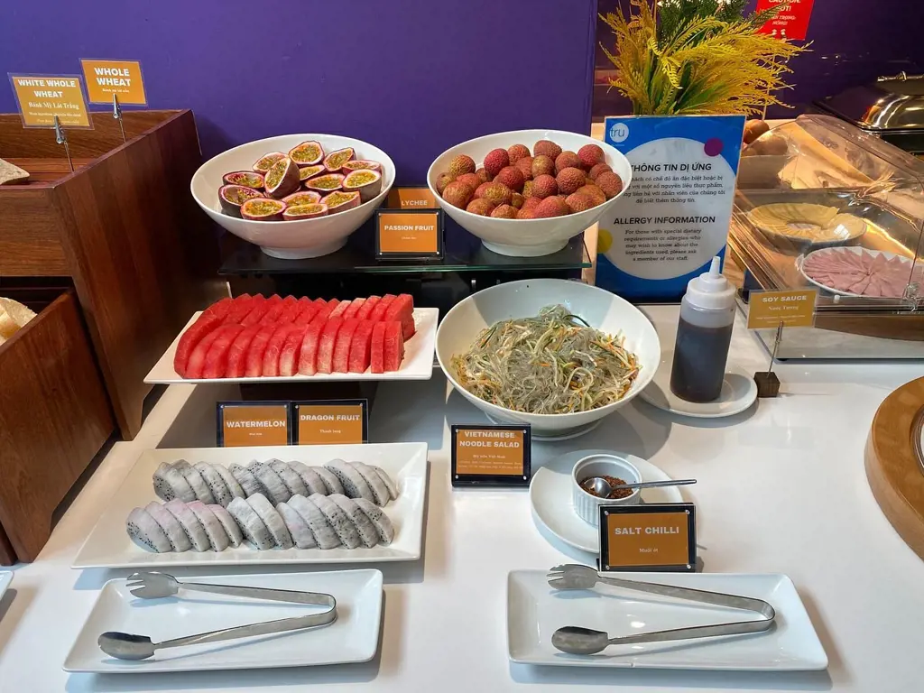 Quầy buffet tươi ngon với dưa hấu, thanh long, chanh dây, vải thiều và mì trộn tại khách sạn Tru by Hilton Da Nang City Centre