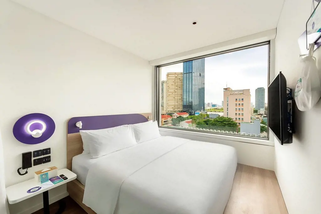 Phòng nghỉ đôi hiện đại tại Tru by Hilton Da Nang City Centre tràn ngập ánh sáng tự nhiên với cửa sổ kính rộng nhìn ra thành phố – Vị trí trung tâm là điểm mạnh nổi bật