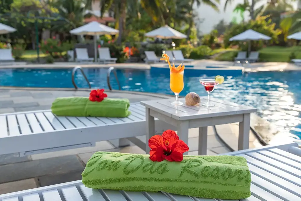 Thư giãn bên hồ bơi tại Côn Đảo Resort
