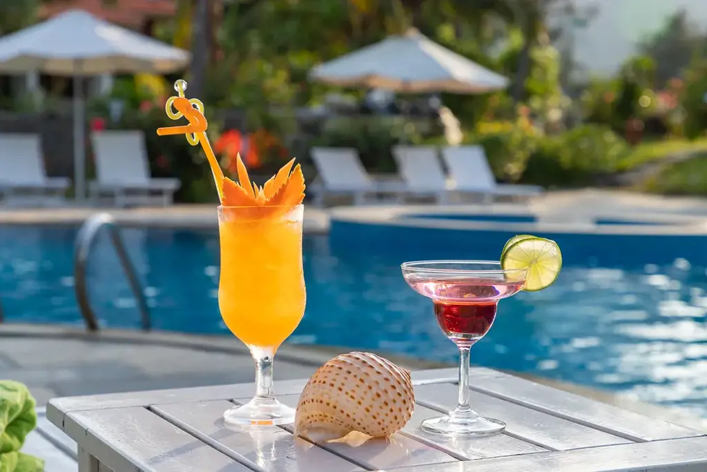 Thư giãn bên hồ bơi tại Côn Đảo Resort