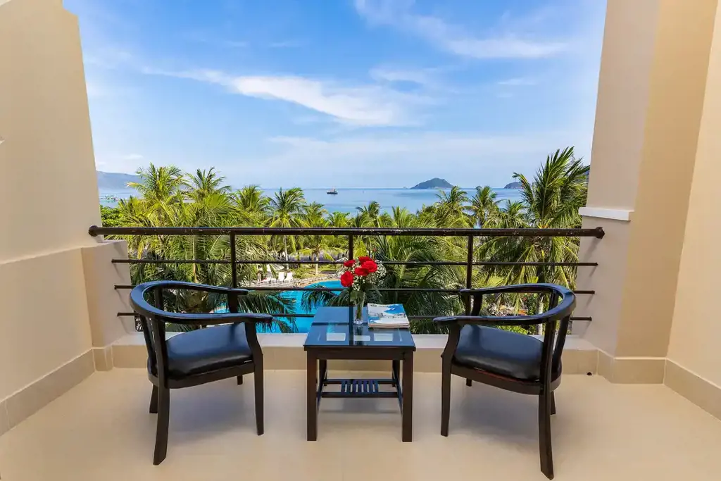 Ban công trong phòng nhìn ra hồ bơi của Côn Đảo resort